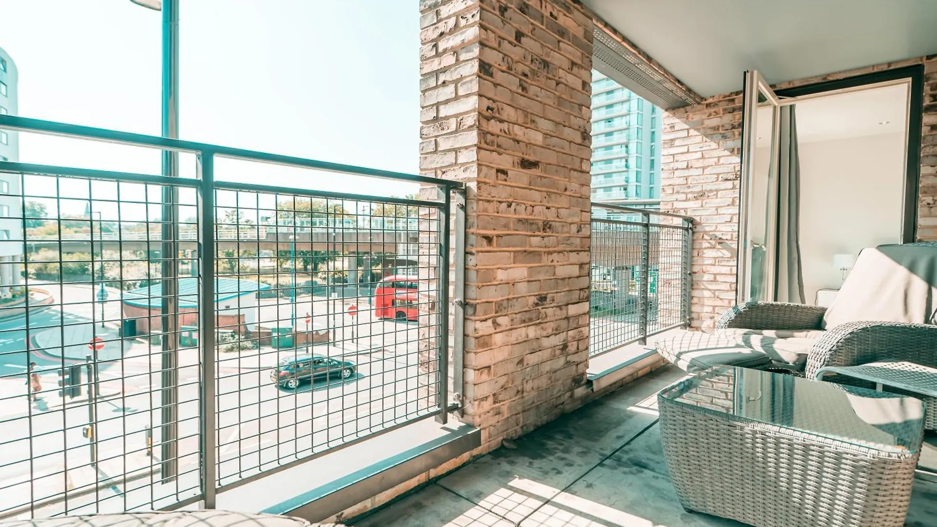 Greenwich Station Suite: Luxury 2-Bed with PlayStation London Apartment